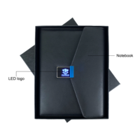 Nouveau coffret cadeau d'affaires carnet de notes Logo LED personnalisé Couverture en cuir PU Power Bank Carnet à feuilles mobiles dans une boîte coffret cadeau