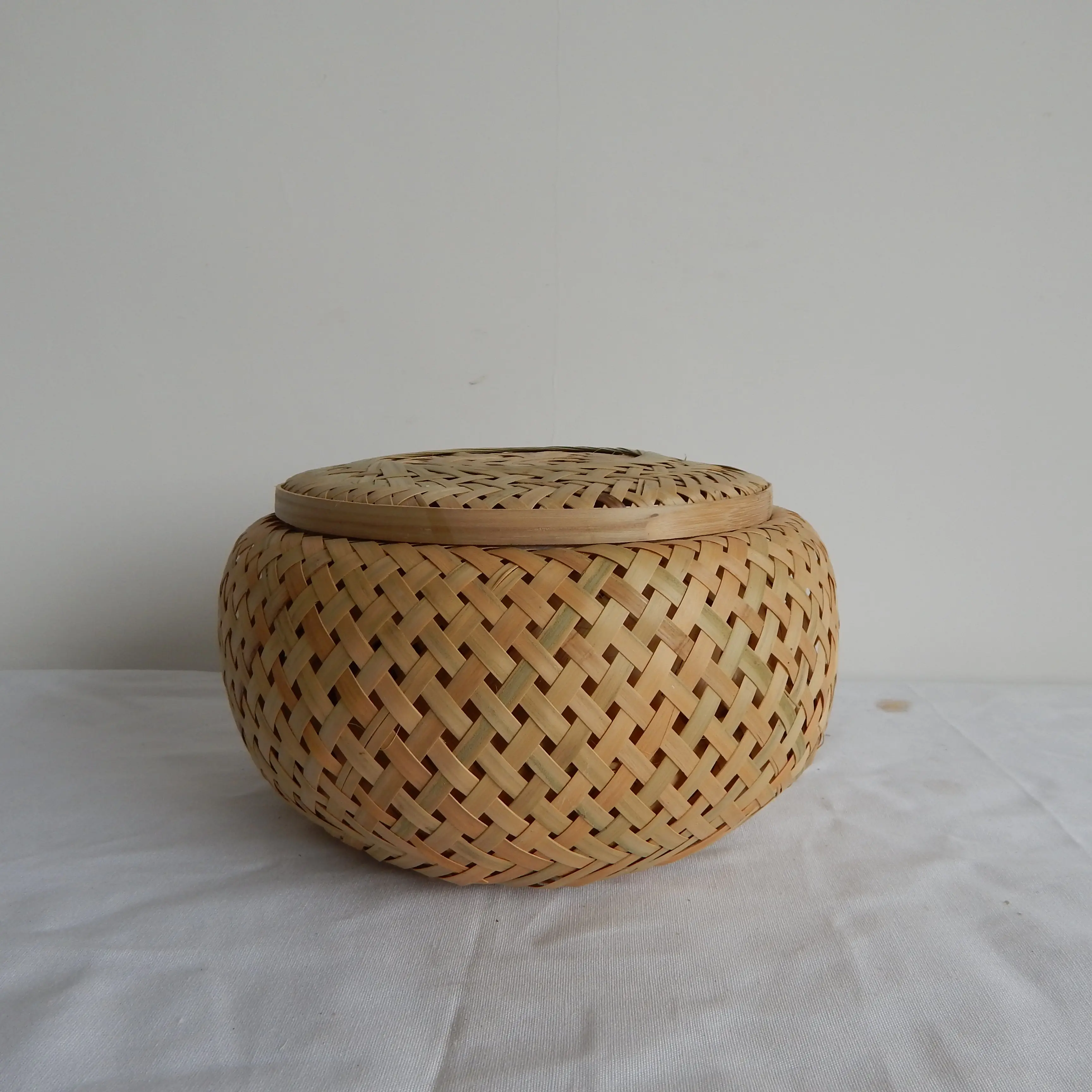 Hot Selling Handmade Living Room Snack Vegetable Bowl Fruit Basket Bamboo Picnic Tray Food Bamboo Basket