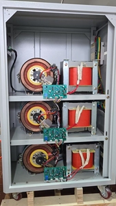 Estabilizador de regulador de voltaje automático tipo <span class=keywords><strong>servo</strong></span> <span class=keywords><strong>AVR</strong></span> de alta potencia 60KVA /75KVA 380V/ 440V /415V - Product Image 2