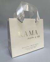Sac en papier blanc minimaliste avec logo personnalisé, poignée en ruban, emballage haut de gamme pour boutique de vêtements de mode