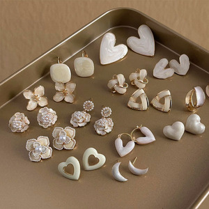 Stile francese retrò bianco <span class=keywords><strong>crema</strong></span> gocciolante orecchini a forma di stile coreano di lusso di lusso orecchini gioielli per ragazze donne orecchini a bottone - Product Image 1