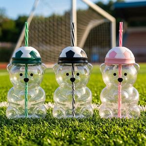 Vente <span class=keywords><strong>en</strong></span> gros : Tasse à café <span class=keywords><strong>en</strong></span> verre transparente à paroi simple, sans BPA, modèle 2026 Football Teddy Bear Cup, avec couvercle et paille, pour cadeau - Product Image 1