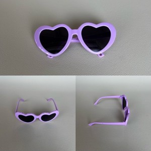 Gafas de sol con forma de corazón rosa para muñecas, accesorio unisex con montura de plástico, 8 cm de ancho, gafas de sol con forma de corazón. - Product Image 5