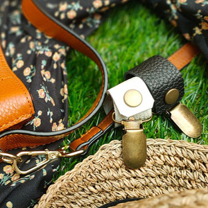 Clip à chapeau en cuir PU créatif et personnalisé, clip portable pour ranger chapeau de soleil et masque en extérieur, peut être accroché à la taille ou à un sac. - Product Image 2