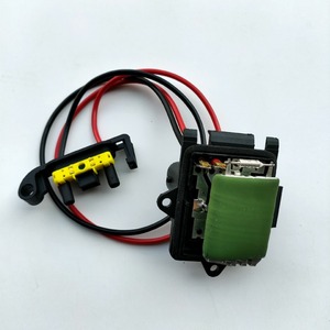 UBS ตัวต้านทานพัดลม7701208226 12V สำหรับส่วนอะไหล่เรโนลต์ - Product Image 1