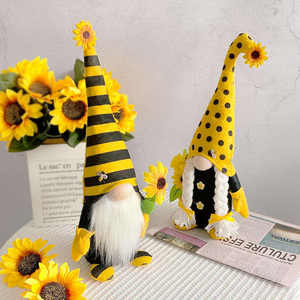 Cadeau en bois Décorations de la Saint-Patrick, Fête Nationale Irlandaise, style Printemps Abeille, à rayures et à carreaux, avec des motifs Forêtier, Gobelin sans visage et Casse-noisette - Product Image 2