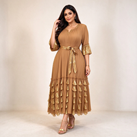 Robe noire modeste avec imprimé plissé doré, col en V, ourlet à volants superposés, ceinturée, tenue formelle islamique
