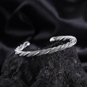 Europe et les États-Unis mode <span class=keywords><strong>bracelet</strong></span> <span class=keywords><strong>enroulé</strong></span> en <span class=keywords><strong>fil</strong></span> d'acier filles acier au titane de haute qualité ne se décolore pas bijoux ouverts 18k - Product Image 3