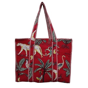 Bolso de hombro espacioso y ecológico con estampado de animales de la selva roja hecho a mano, con cierre de cremallera, para uso diario y viajes. - Product Image 1