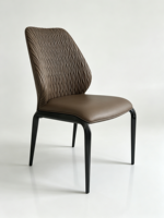 Chaise de salle à manger moderne en cuir de luxe léger avec pieds en métal et dossier haut, idéale pour les restaurants, les hôtels et les bars (vente en gros)