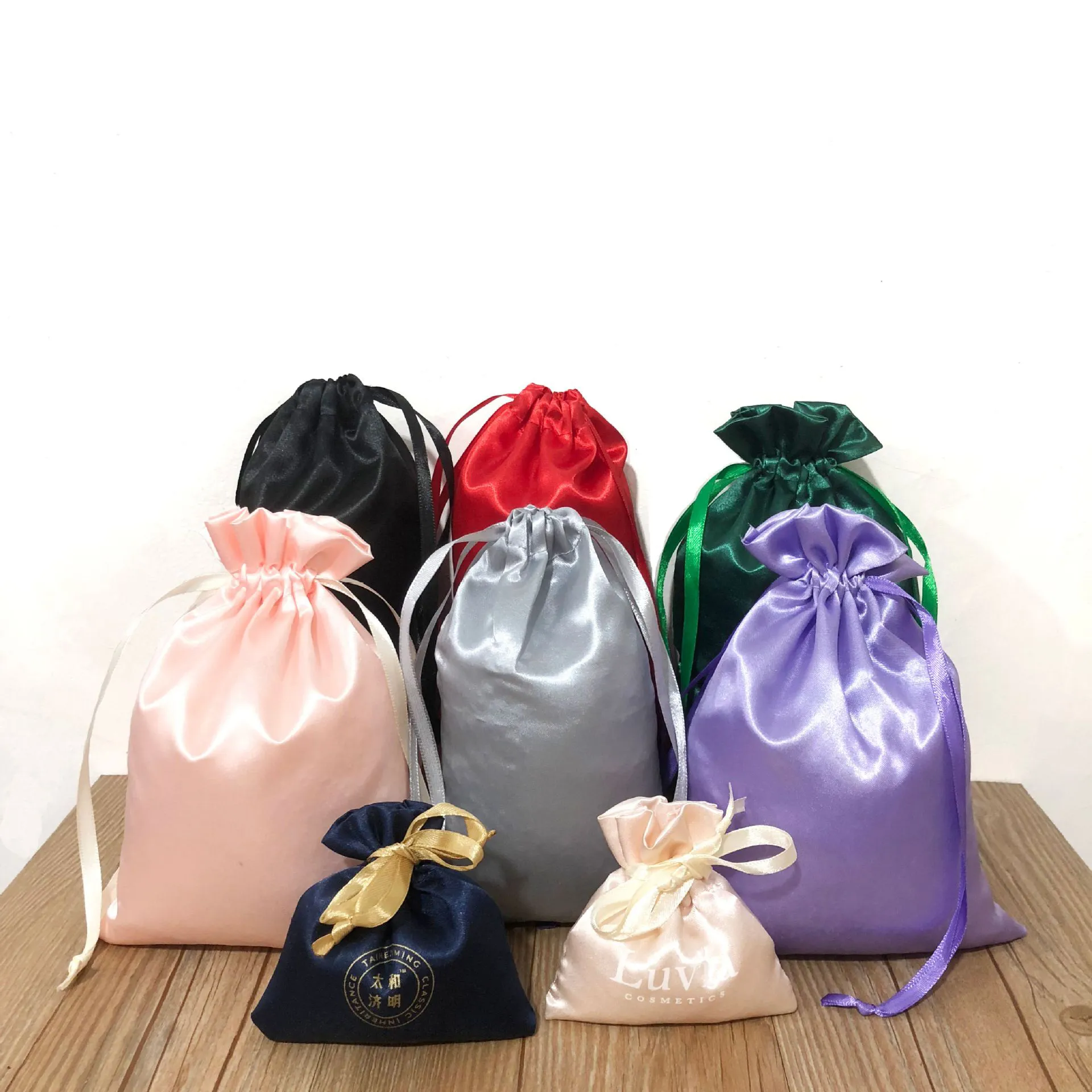 Grandes perruques anti-poussière, couleurs multiples, sacs à cordon en satin avec logo personnalisé