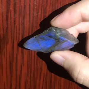 Piedra de labradorita natural en bruto, en rodajas pequeñas, con patrón de destellos azules, para meditación y sanación energética. - Product Image 6