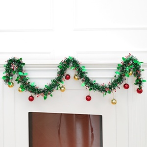 Guirnalda de Navidad Verde Oscuro con Bordes Blancos, Hojas Finamente Impresas, Bayas Rojas, Bolas de Navidad, Luces, Decoración para Fiestas Navideñas - Product Image 1