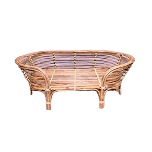 Chaise de jardin en rotin tressé sur mesure, design long et élégant, pour terrasse extérieure et restaurants. - Product Image 1