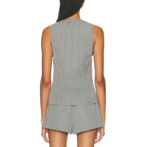 Ensemble deux pièces en lin personnalisé avec logo pour l'été – Haut en lin décontracté et sexy à col en V profond, short en lin taille haute élastique coupe trapèze – Ensemble professionnel en lin - Product Image 2