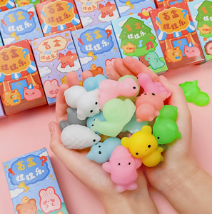 กล่องของขวัญของเล่นบีบสัตว์น่ารักนุ่มนิ่ม TPR จาก Luckykoo สำหรับเด็ก ของเล่นบีบโมจิคลายเครียด น่ารักแบบคาวาอิ กล่องสุ่ม - Product Image 2