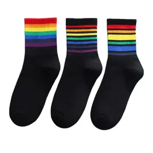 2024 nuevo estilo calcetines femeninos de arcoíris calcetines de algodón de longitud media lindos calcetines deportivos a rayas con volantes
