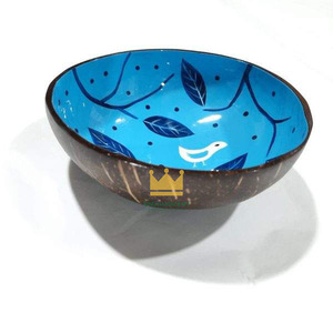 Bols en coquille de noix de coco naturelle faits à la main avec revêtement laqué brillant, bols décoratifs pour fruits pour un design d'intérieur contemporain - Product Image 3