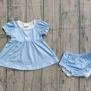 ชุดเสื้อผ้าเด็กผู้หญิงสไตล์ลำลอง GBO0486 แบบกำหนดเอง ไม่มีขั้นต่ำในการสั่งซื้อ ลายทางสีน้ำเงิน โบว์พิมพ์ลาย เสื้อแขนสั้น กางเกงขาสั้นขายส่ง - Product Image 1