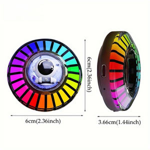 Aromatizante para Auto con Diseño de Astronauta, Decoración Interior Creativa RGB con Forma de Cabina Espacial, Perfume para Auto con Luz Ambiental - Product Image 3