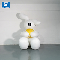 Lapin gonflable personnalisé de dessin animé avec la lune Sculpture de personnage de lapin de dessin animé gonflable pour la décoration d'art de vacances