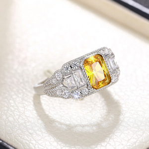 Anello da cocktail geometrico T0731 in oro bianco con topazio taglio baguette e pavé, anello da fidanzamento da donna di alta gioielleria - Product Image 6