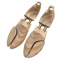 Range-chaussures rond en bois de cèdre moderne à trois niveaux réglable, type sur pied, pour le rangement de sacs à outils et de linge de lit dans le salon