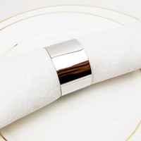 Anneaux de serviette de table en acier doré - Design moderne écologique en stock