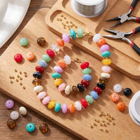 Ensemble collier et bracelet en perles acryliques plates, rondes, brillantes et multicolores, avec petits intercalaires dorés entre chaque perle, bijoux d'été