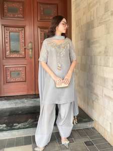 Crêpe naturelle Pur avec perles travail à la main et broderie Séquence de 3 mm Travail avec manches Farshi Palazzo avec ensemble Dupatta - Product Image 3