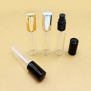 Vente en gros de flacons de parfum carrés en verre transparent miniatures vides de 5 ml, 8 ml, 10 ml, avec vaporisateur rechargeable et bouchons en plastique - Product Image 5