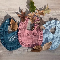 Bavoir à volants personnalisé brodé avec monogramme pour bébé fille, en coton pur, résistant aux taches - Cadeau de naissance