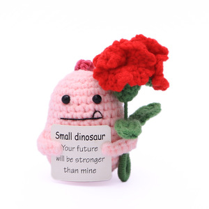 Muñeca de ganchillo hecha a mano, éxito de ventas transfronterizo, con tarjeta en inglés de claveles y flamencos para el Día de la Madre, muñeca de energía positiva. - Product Image 1