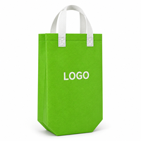 Sac cadeau personnalisé en tissu non tissé vert lime avec poignées blanches, base hexagonale pliable pour promotion et courses