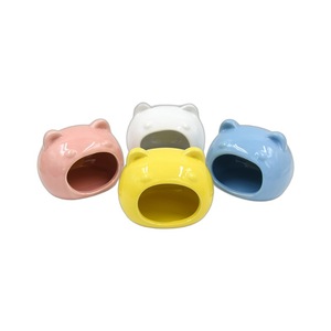 Nido de cerámica para hámster con forma de cabeza de gato, cama grande y acogedora para mascotas, para interiores, refrescante para el verano, en amarillo, azul, rosa y blanco. - Product Image 1