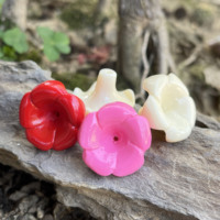 YIREPIN Nouvelle Collection Breloques Hawaïennes Fleur de Puakenikeni en Résine, Poudre de Corail, Perles Ivoire Puakenikeni pour la Confection de Lei de Sac à Main / Lei de Voiture