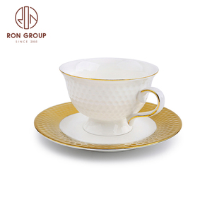 Juego de tazas de <span class=keywords><strong>café</strong></span> <span class=keywords><strong>y</strong></span> platillos con mango, juego de tazas de <span class=keywords><strong>café</strong></span> <span class=keywords><strong>y</strong></span> capuchino, cerámica chapada en oro, color blanco, borde dorado, venta al por mayor - Product Image 4