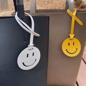 Breloque de sac en cuir PU de style japonais et coréen, pendentif clé créatif avec visage souriant, pour sac fourre-tout, sac en toile, ou étiquette de bagage. - Product Image 1