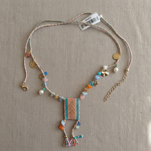 Collier pendentif artisanal Sstringz Aqua Blue & Peach avec perles Miyuki, éclats de pierres multicolores, breloques dorées et pompons, style bohème - Product Image 6