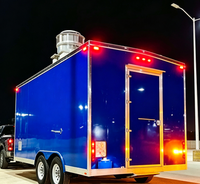 Remorque de restauration mobile avec fenêtre de service et comptoir vertical pour machine à gyros, idéale pour les gyros dans la Vieille Ville de Varsovie