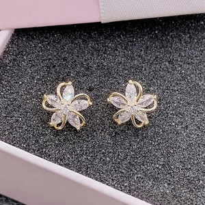 Orecchini a lobo con fiore dorato e zirconi marquise per donna, gioielli romantici da festa, in lega placcata oro - Product Image 4