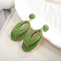 Anting-anting gantung rajutan tangan dari rafia motif tetesan air, terbuat dari paduan seng, tren terlaris, manis, musim panas, mewah sederhana, niche wanita.