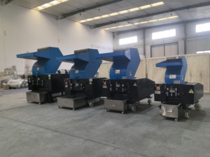 Broyeur de bouteilles en plastique avec moteur de 11kW et lames en option pour le recyclage des films PET/PP/PE - Product Image 3