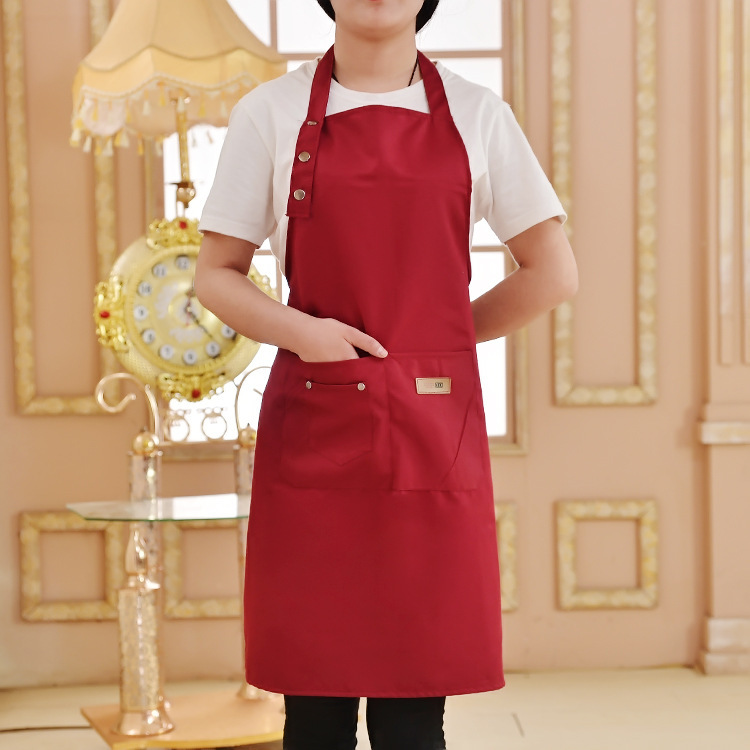 Three-button neck apron.