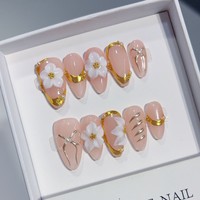 TSZS Faux ongles à presser courts en amande faits main, avec motifs 3D fleur blanche, nœud en alliage et perles, réutilisables et portables