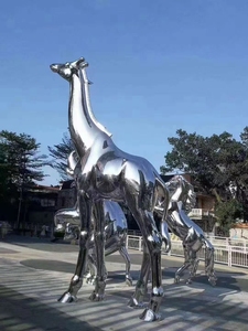 Sculpture de lion contemporaine en aluminium poli, surface brillante, design moderne, installation artistique - Product Image 6