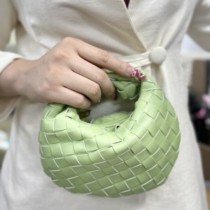 Mini Borsa a Mano Intrecciata di Lusso Personalizzata, Borsetta alla Moda Fatta a Mano in Pelle Vegana PU con Nodo, Borsa Mezzaluna Intessuta a Mano Estate 2025 - Product Image 3