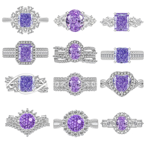 แหวนทองเหลืองประดับพลอยเพทายสีม่วงทรงลูกบาศก์สำหรับผู้หญิง แหวนหมั้นทรงหรูหราเคลือบโรเดียม ดีไซน์วงแหวนล้อมเพชร แฟชั่นเครื่องประดับของขวัญ - Product Image 1