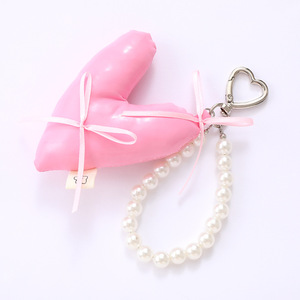 Porte-clés de poignet perlé tendance en cuir PU avec pendentif cœur rembourré, breloque de sac pour femme, accessoire de sac et de voiture - Product Image 6