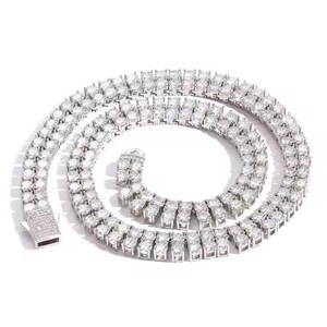 Collier unisexe de luxe plaqué argent 18 carats de qualité supérieure avec chaîne à maillons et accent diamant, idéal pour les occasions décontractées, les événements festifs et les anniversaires – Promotion Spéciale - Product Image 2